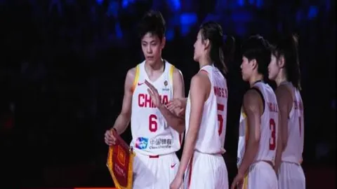 指尖美学秘境，资深彩甲大师演绎深度自信艺术